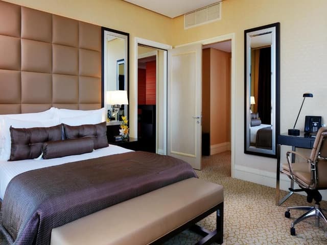 Business Suite with One King Bed