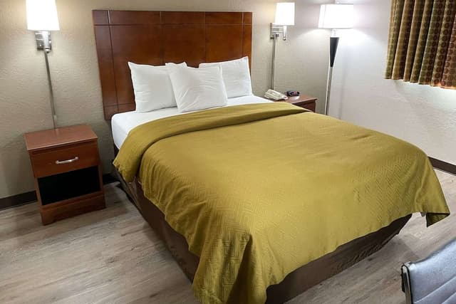 Standard Room, 1 Queen Bed, Accessible, Non Smoking