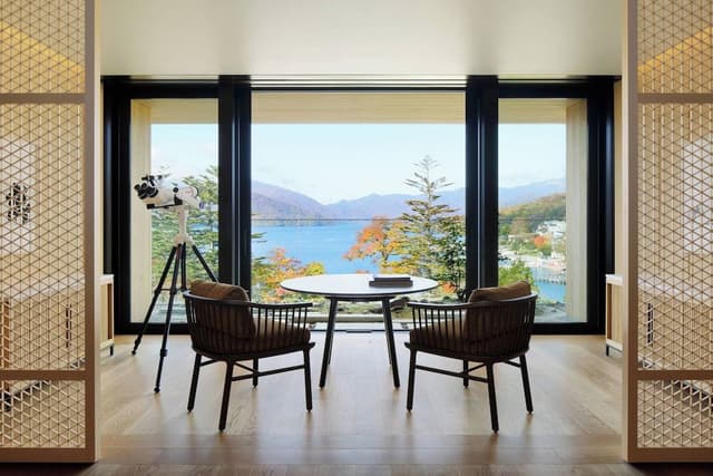 Suite, 1 King Bed, Lake View (Balcony)