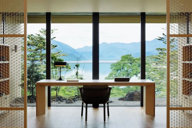 Suite, 1 King Bed, Lake View (Balcony)