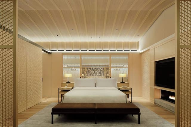 Suite, 1 King Bed, Lake View (Balcony)