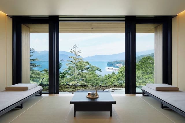 Suite, 1 King Bed, Lake View (Balcony)