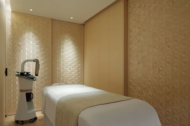 Suite, 1 King Bed, Lake View (Balcony)