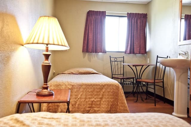Twin Room, 2 Twin Beds, Shared Bathroom
