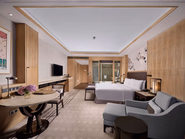 KING EXECUTIVE ROOM W/LAKE VIEW-LOUNGE ACCESS