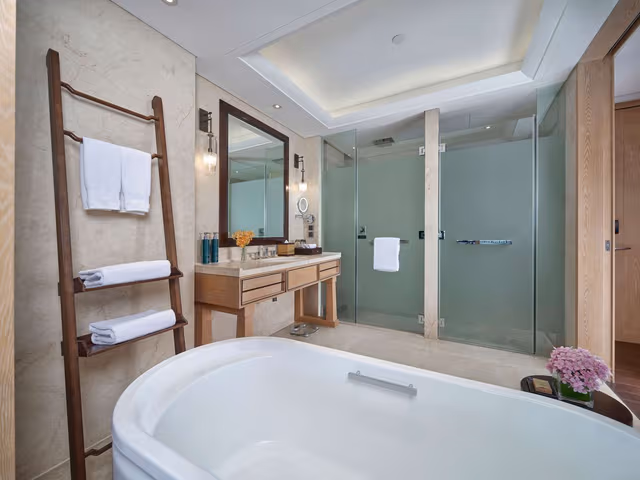 TWIN EXECUTIVE ROOM W/LAKE VIEW-LOUNGE ACCESS