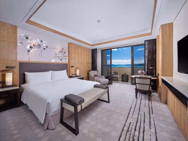 KING EXECUTIVE ROOM W/LAKE VIEW-LOUNGE ACCESS