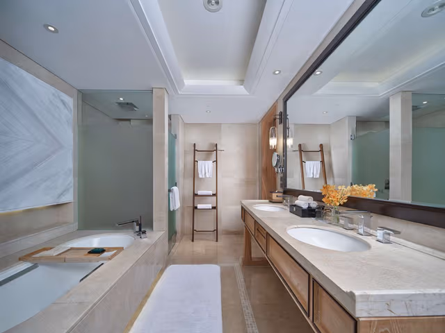 JUNIOR SUITE W/LAKE VIEW - LOUNGE ACCESS