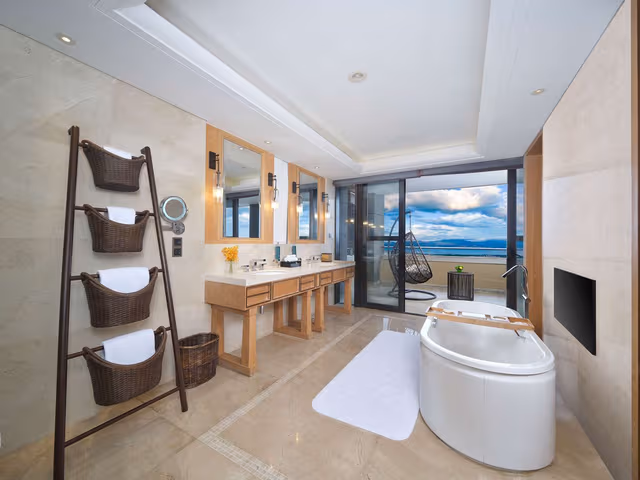 KING DELUXE SUITE W/LAKE VIEW -LOUNGE ACCESS