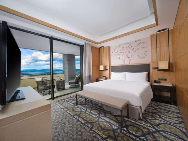 KING DELUXE SUITE W/LAKE VIEW -LOUNGE ACCESS