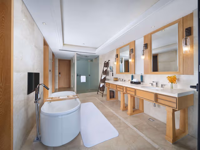 KING DELUXE SUITE W/LAKE VIEW -LOUNGE ACCESS