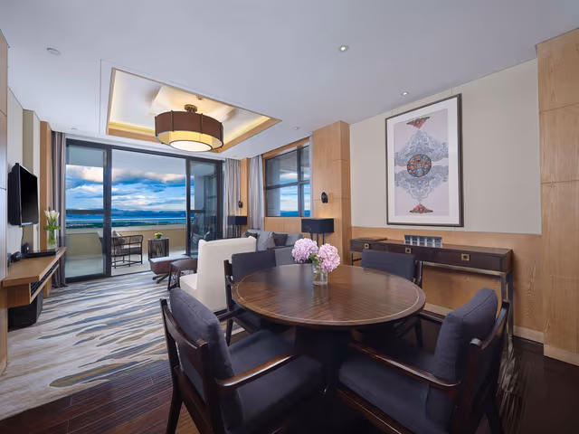 KING DELUXE SUITE W/LAKE VIEW -LOUNGE ACCESS