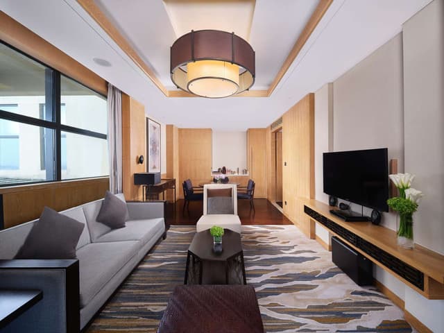 KING DELUXE SUITE W/LAKE VIEW -LOUNGE ACCESS