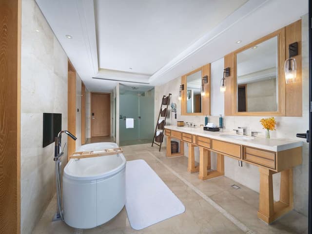 KING DELUXE SUITE W/LAKE VIEW -LOUNGE ACCESS
