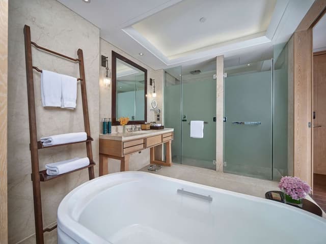 TWIN EXECUTIVE ROOM W/LAKE VIEW-LOUNGE ACCESS