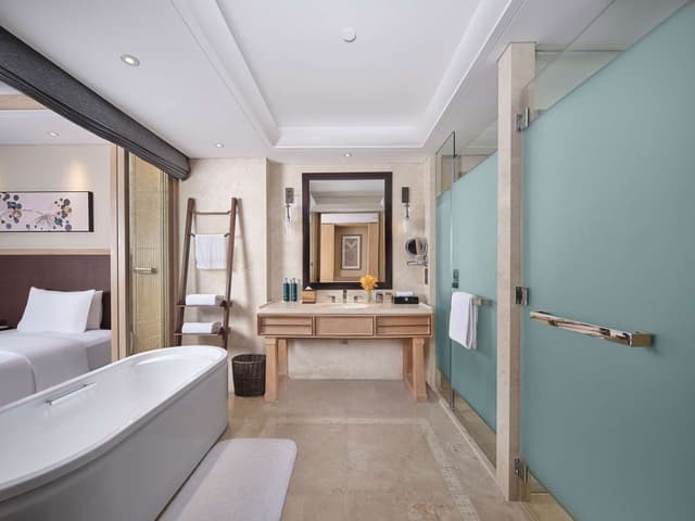 TWIN EXECUTIVE ROOM W/LAKE VIEW-LOUNGE ACCESS