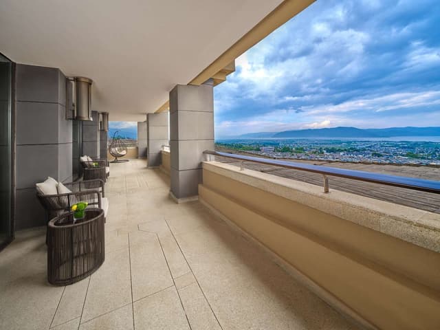 KING DELUXE SUITE W/LAKE VIEW -LOUNGE ACCESS