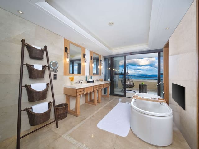 KING DELUXE SUITE W/LAKE VIEW -LOUNGE ACCESS