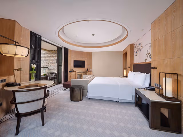 JUNIOR SUITE W/LAKE VIEW - LOUNGE ACCESS