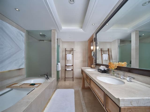 JUNIOR SUITE W/LAKE VIEW - LOUNGE ACCESS