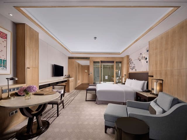 KING EXECUTIVE ROOM W/LAKE VIEW-LOUNGE ACCESS