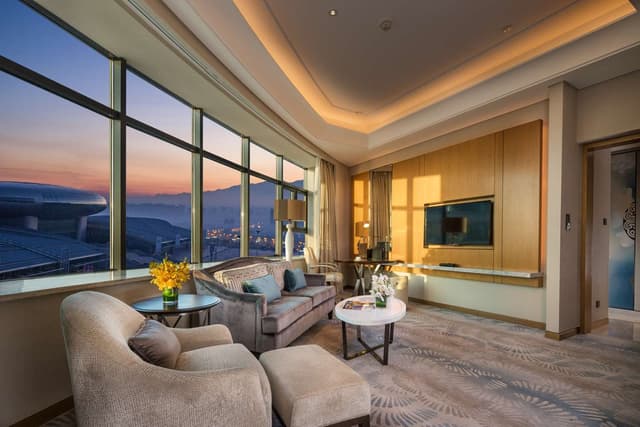 ONE BEDROOM SUITE WITH LOUNGE ACCESS