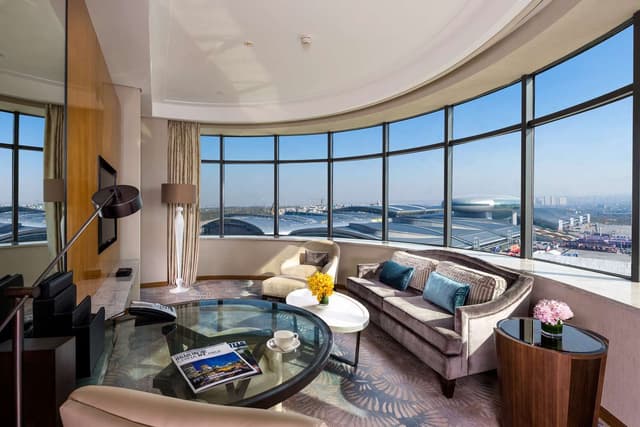 ONE BEDROOM SUITE WITH LOUNGE ACCESS