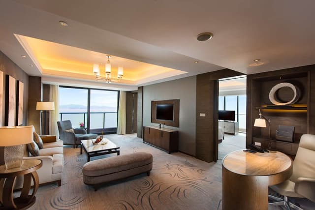 EXECUTIVE SUITE