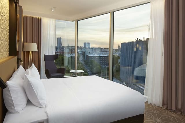 KING DELUXE ONE BEDROOM SUITE