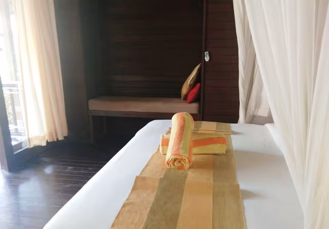 Superior Bungalow, 1 King Bed, Pool View