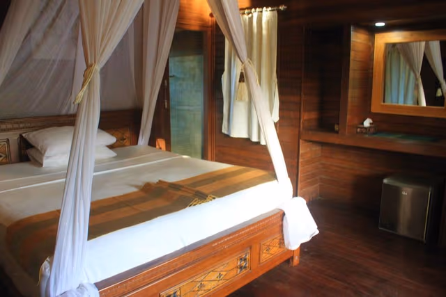 Superior Bungalow, 1 King Bed, Pool View