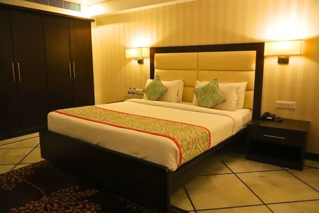 Club Double Room, 1 King Bed, Refrigerator, Executive Level