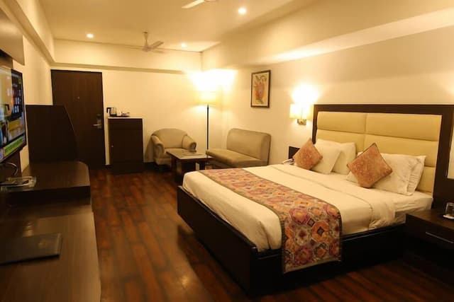 Club Double Room, 1 King Bed, Refrigerator, Executive Level