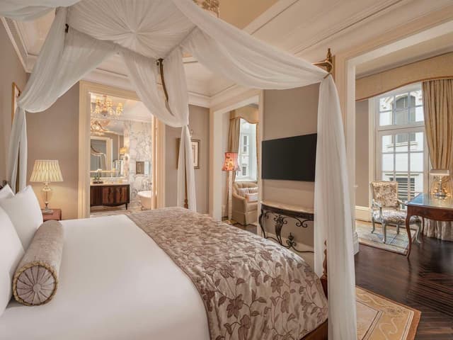 KING BUND HERITAGE SUITE
