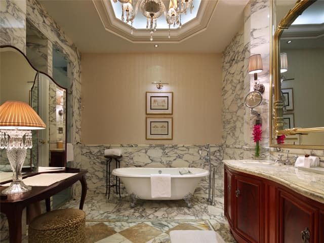 KING BUND HERITAGE SUITE