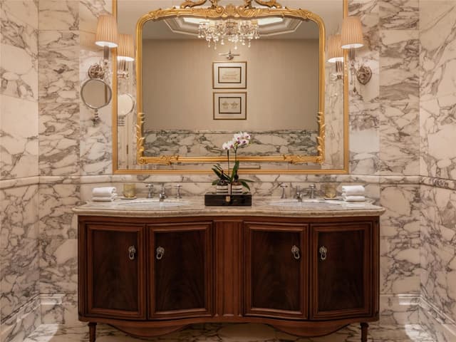 KING BUND HERITAGE SUITE
