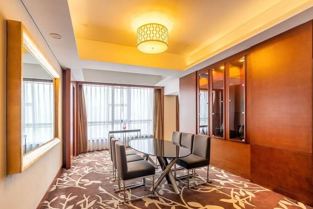 Executive Suite, 1 King Bed, Club Lounge Access