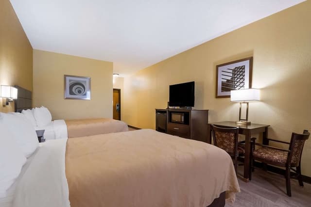 2 Queen Beds, Accessible