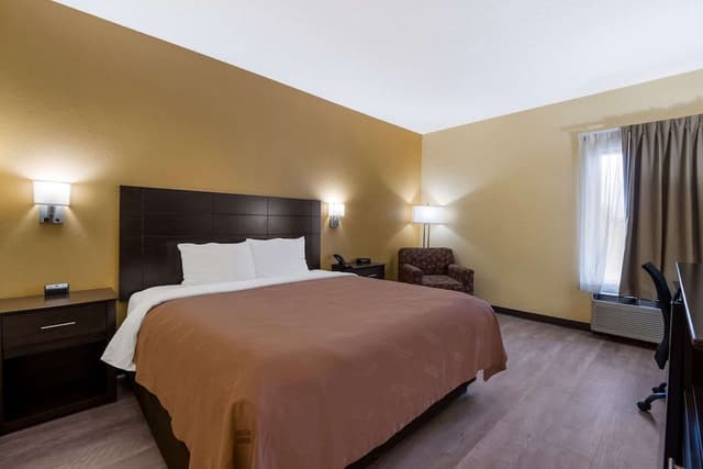 1 King Bed, Nonsmoking