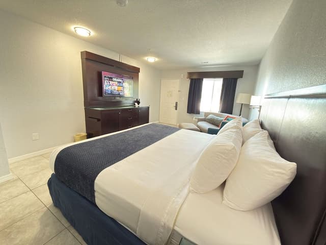 Deluxe Room, 1 King Bed with Sofa bed, Non Smoking, Refrigerator & Microwave (Bathtub)