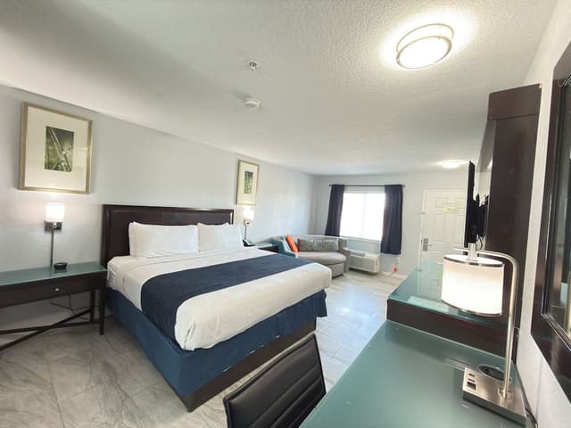 Deluxe Room, 1 King Bed with Sofa bed, Non Smoking, Refrigerator & Microwave (Bathtub)