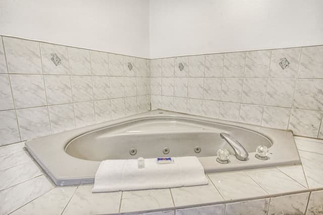 Deluxe Room, 1 King Bed, Non Smoking, Hot Tub