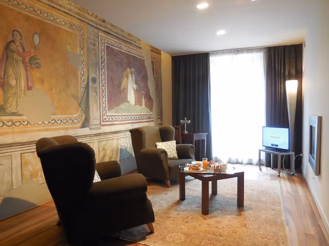 Suite (Art Room)