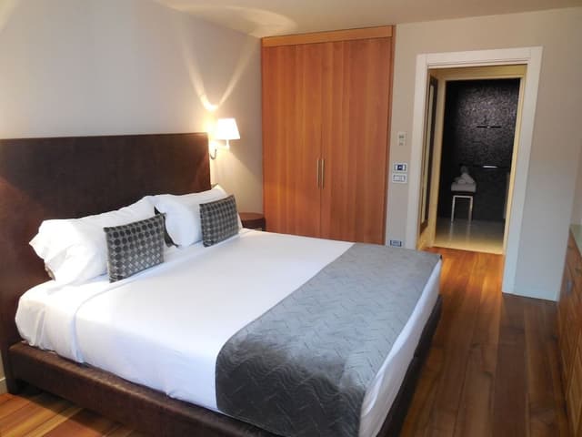 Suite (Art Room)