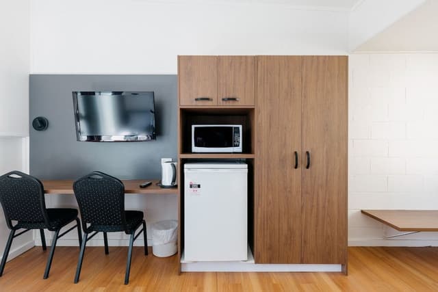 Basic Room, Non Smoking (1 double + single)
