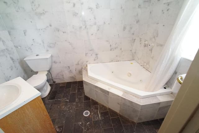 Queen Bathtub Room - Shower over Bathtub