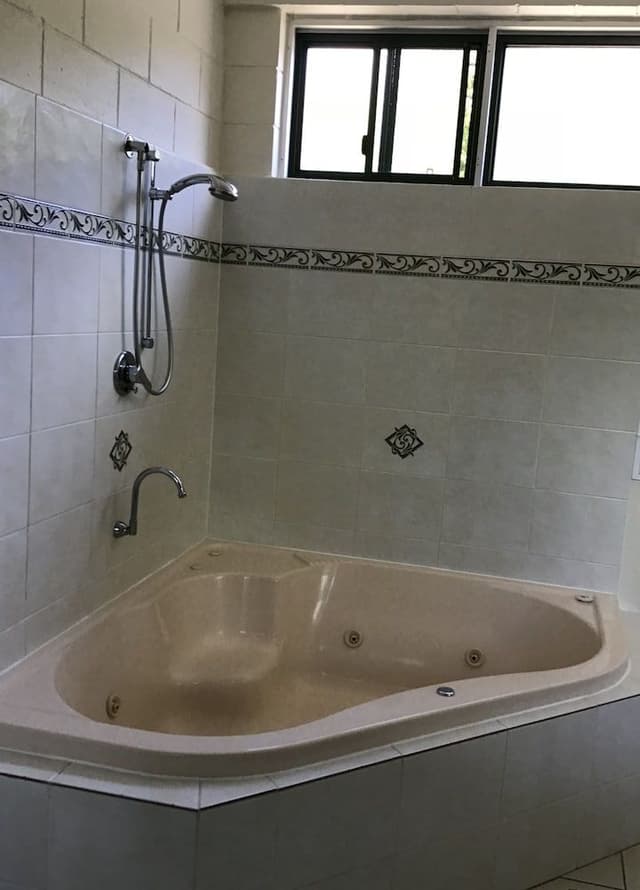1 Bedroom - King Bed (No Pets)