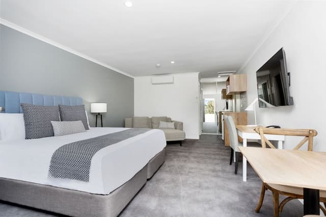 Premier Room, 1 King Bed, Accessible