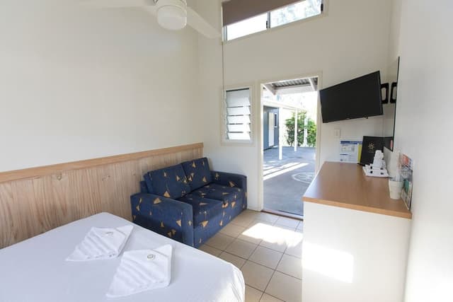 Standard Room, Non Smoking, Shared Bathroom (Lodge - Q Bed Standard)
