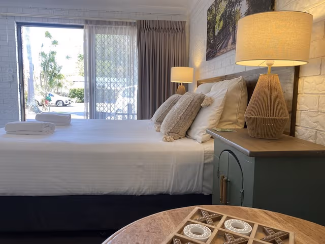 Design Room, 1 Queen Bed, Non Smoking, Refrigerator & Microwave (Queen Room)